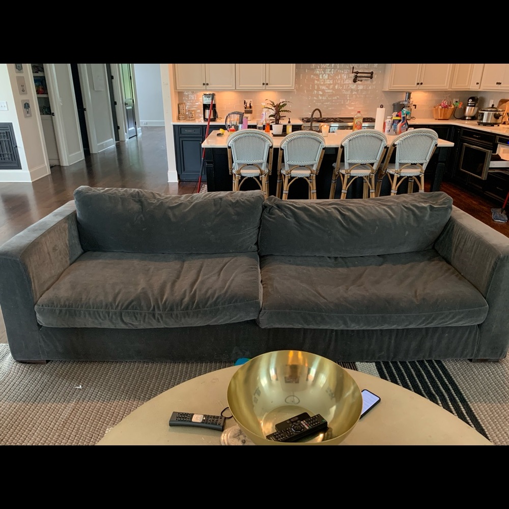 Im selling a couch for 2000 or better offer !!